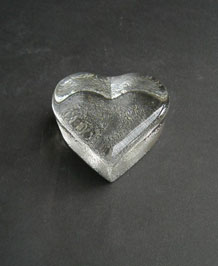 DARTINGTON GLASS HEART  PAPERWEIGHT FT187 DESIGNED BY FRANK THROWER 1978
