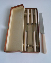 BOXED SET OF LARGE FIRTH STAINLESS DINNER KNIVES