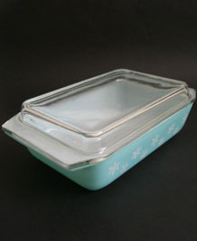 1950s PYREX TURQUOISE SNOWFLAKE CASSEROLE DISH