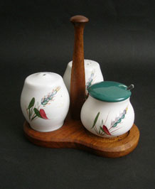 DENBY GREENWHEAT CRUET SET ON WOODEN STAND