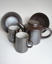        L. HJORTH DENMARK STUDIO ART POTTERY TEAPOT, TWO MUGS AND TWO PLATES 