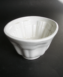      VINTAGE CERAMIC JELLY MOULD / TERRINE WITH GRAPE DESIGN