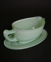 VINTAGE GREEN PYREX GRAVY / SAUCE BOAT AND STAND
