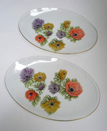 A PAIR OF 1960s ' CHANCE GLASS' SMALL OVAL DISHES WITH 'ANEMONE' PATTERN BY MICHAEL HARRIS